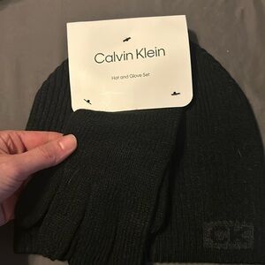 NWT Calvin Klein women’s hat and glove set